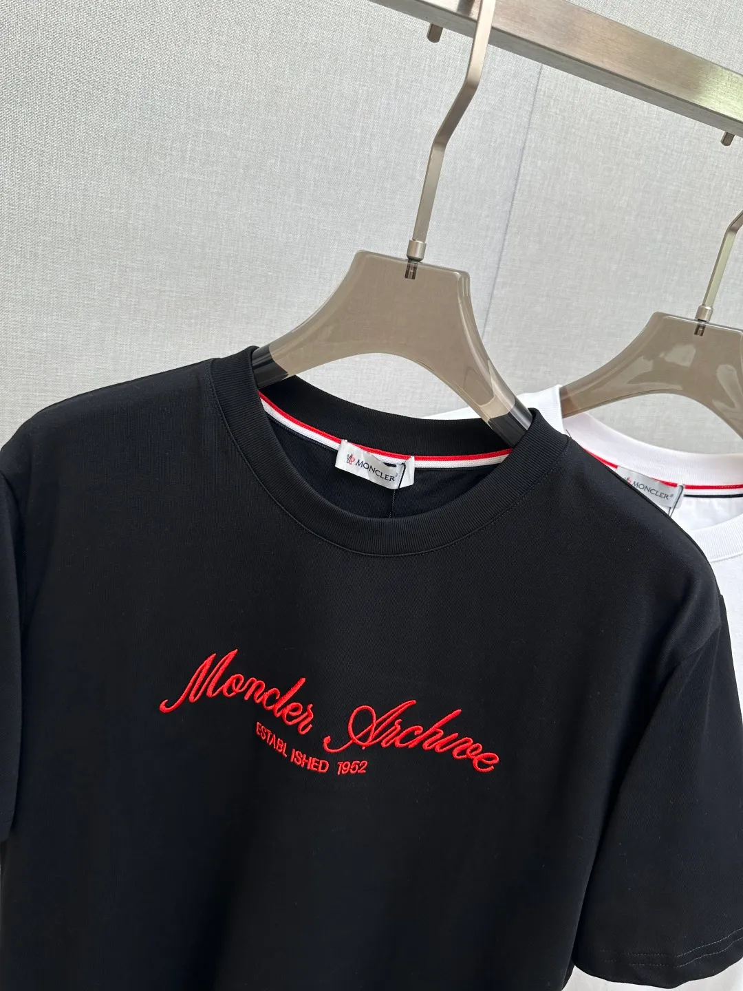 Moncl 26ss Moncler Series T ，， Logo+“Monestier-de-Clermont France Est.1952” ， ， Classic ， ， 。 Premium、 ， ； Black White Sizes：S-2XL